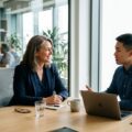 Leder og medarbejder i samtale, der diskuterer karriereudvikling og udvikling på arbejdspladsen
