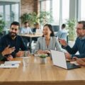 Medarbejdere i åben dialog på arbejdspladsen som eksempel på psykologisk tryghed